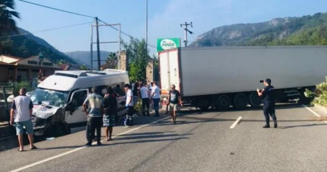 Tur minibüsü, TIR ile çarpıştı: 15’i turist 17 kişi yaralandı