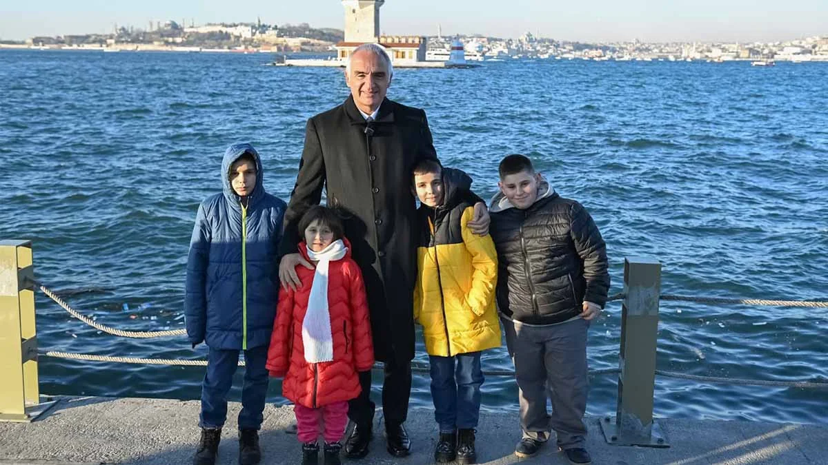 Köylerinde kardan yaptıkları Kız Kulesi’ni Bakan Ersoy ile birlikte ilk kez gezdiler