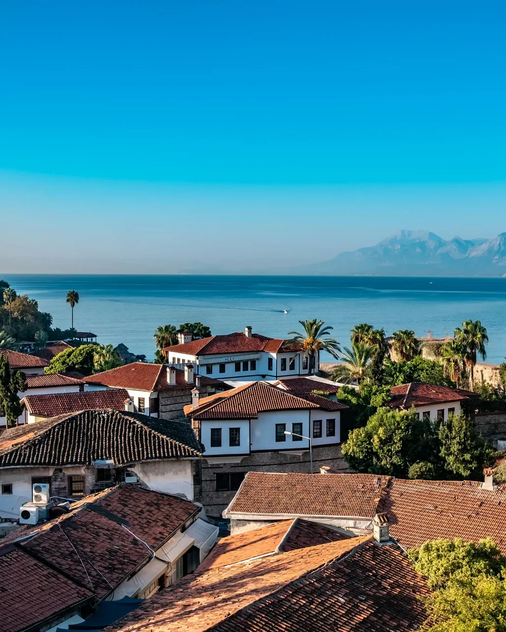 Antalya’nın turizm merkezi Kaleiçi, hava kararınca nüfusunun 100 katını ağırlıyor