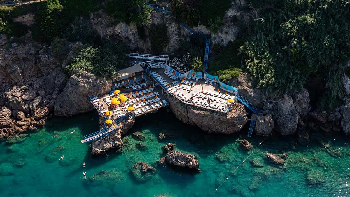 Antalya’nın doğa harikası falez plajları, 200 bini aşkın ziyaretçi ağırladı