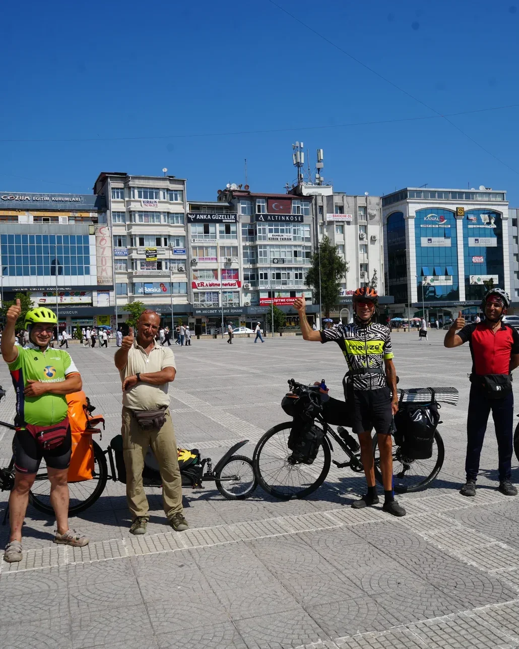 Karadeniz'i bisikletle keşfeden turistler, Türk misafirperverliğine hayran kaldı