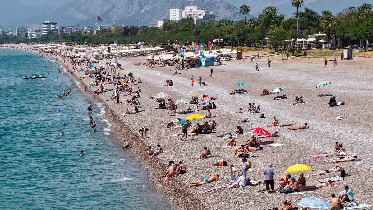 Antalya’da bayram tatilinde sahiller doldu