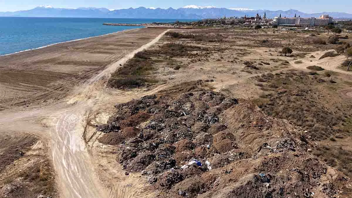 Antalya’nın yıkılan çardak cennetinde çevre skandalı: Kumsalın altından 1500 foseptik çukuru çıktı