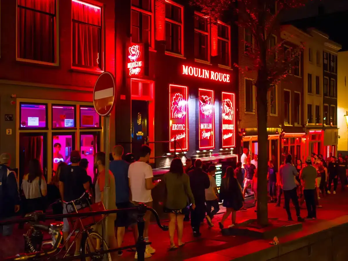 Amsterdam, turistik imajını değiştirmek için ünlü Red Light District’i şehir dışına taşıyacak