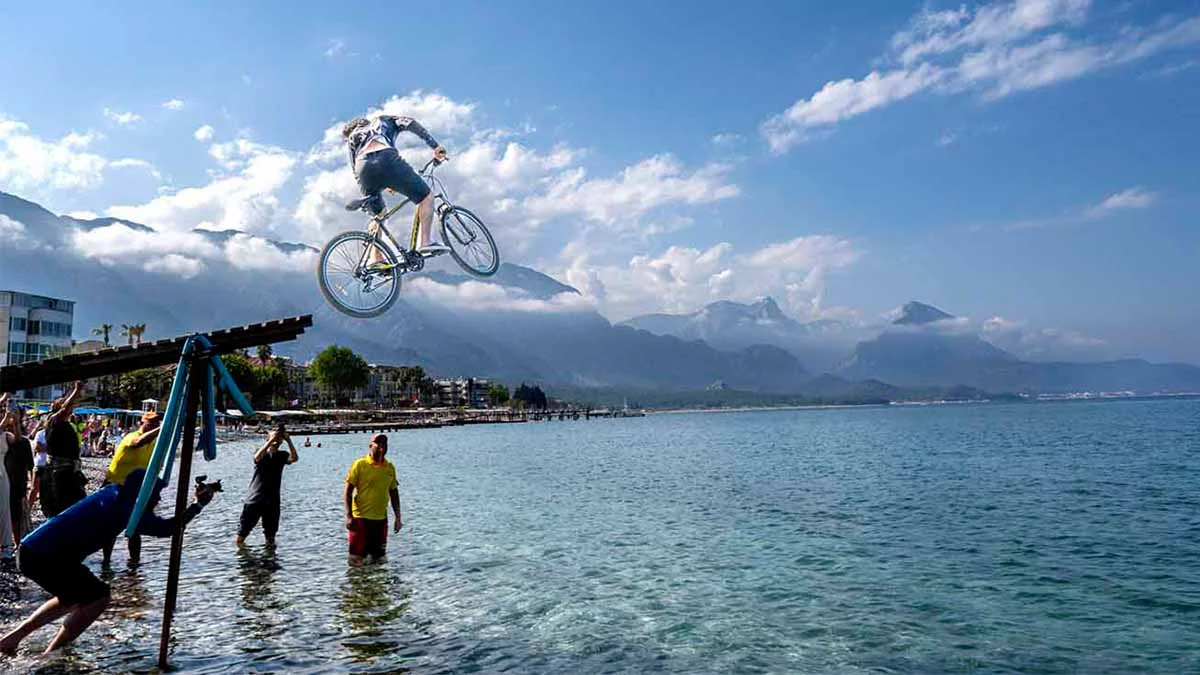 Antalya’da gökyüzünden denize pedal çevirdiler