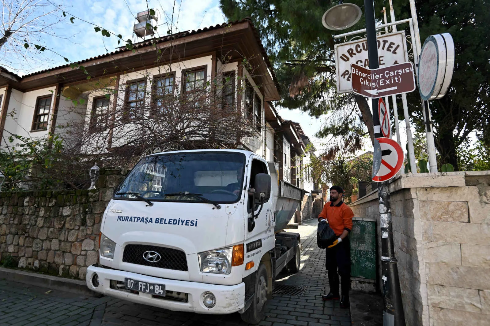 Antalya’daki tarihi Kaleiçi’nde çöpte dedektiflik