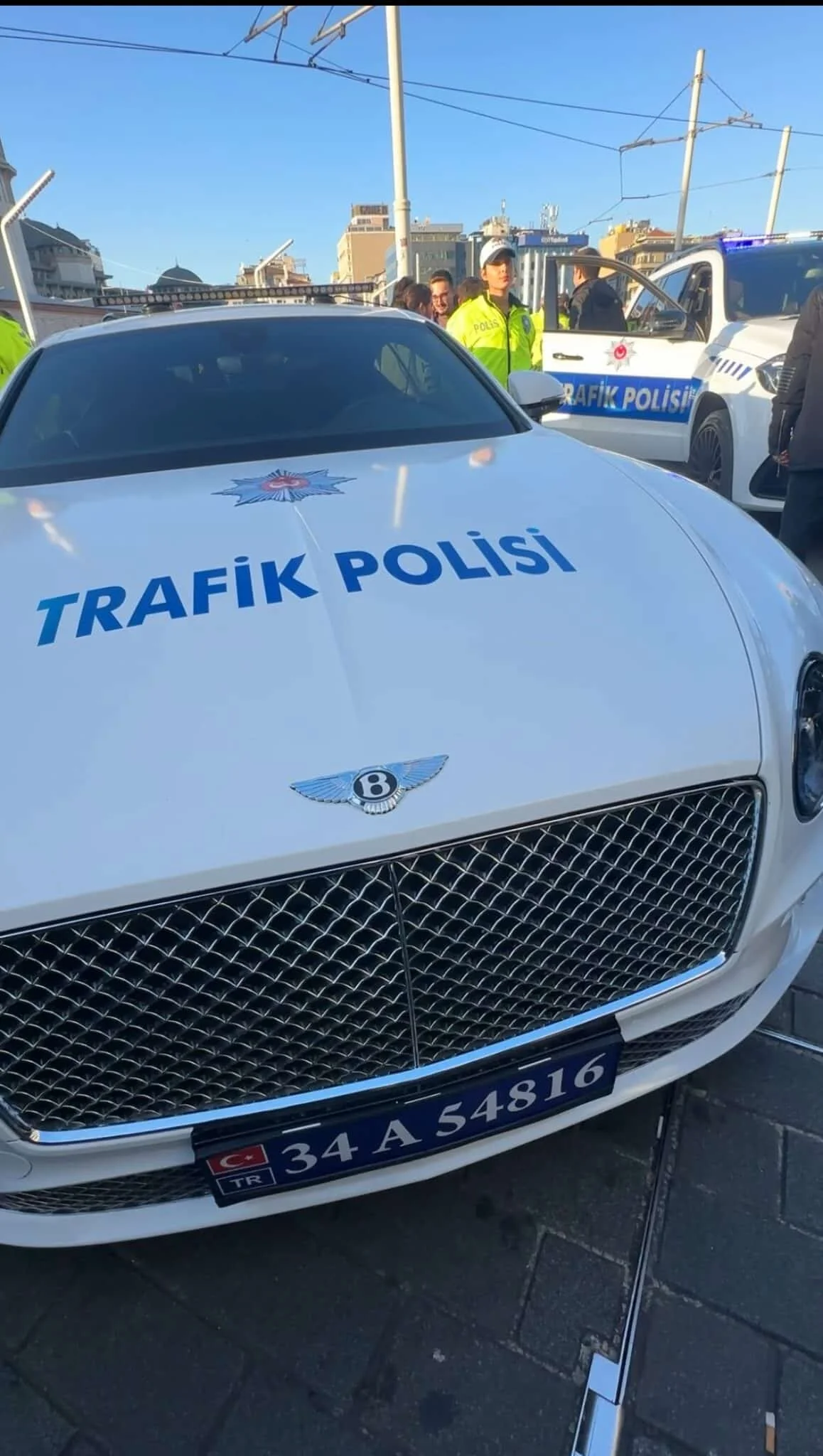 Suç örgütlerinin lüks araçları polis otosu oldu: Turistler büyük ilgi gösterdi