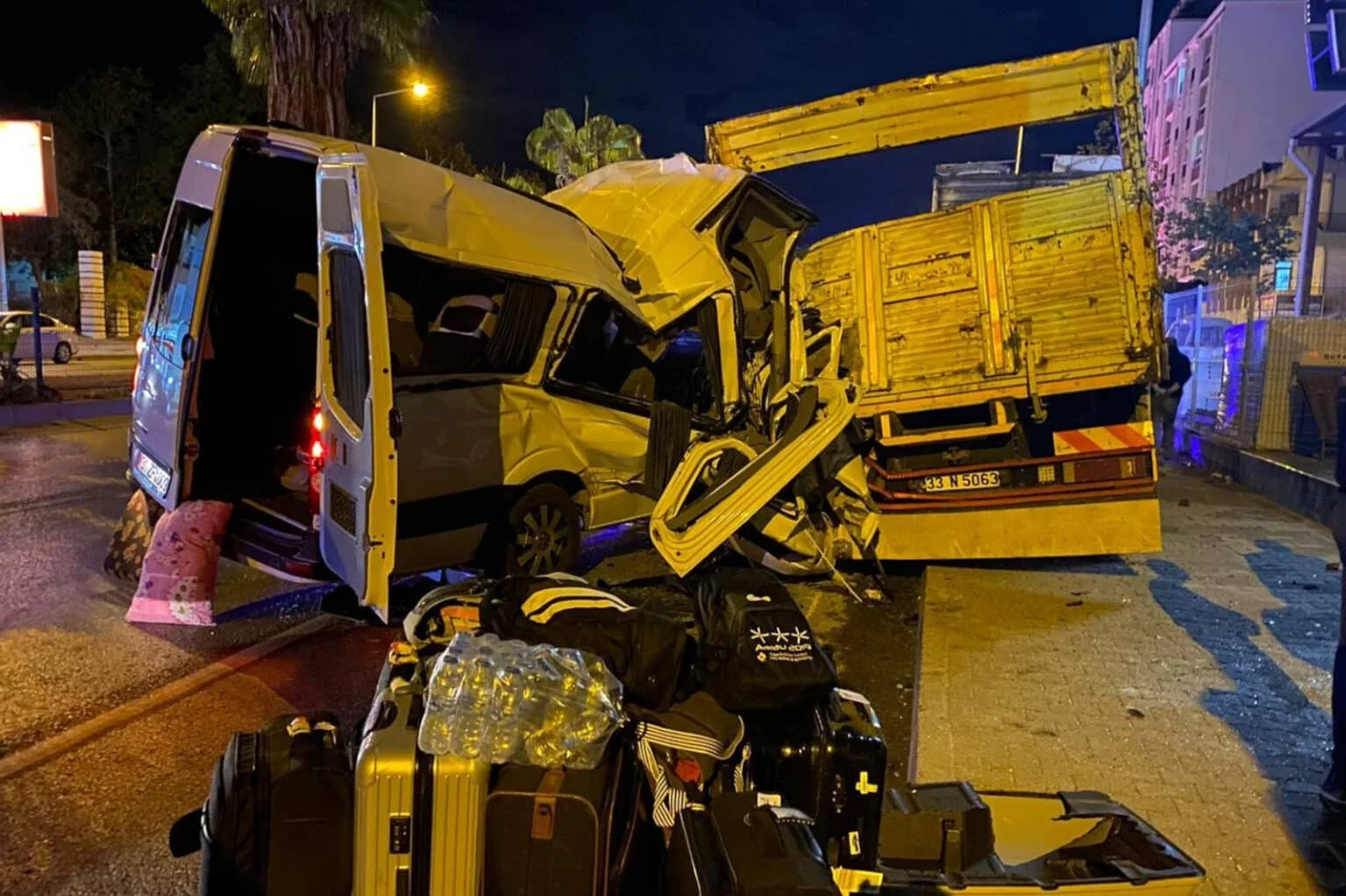Tur minibüsü park halindeki kamyona ok gibi saplandı: 2 ölü, 9 yaralı