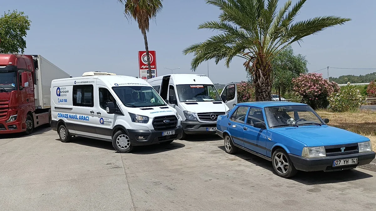 Tur minibüsü sürücüsü aracının içinde ölü bulundu