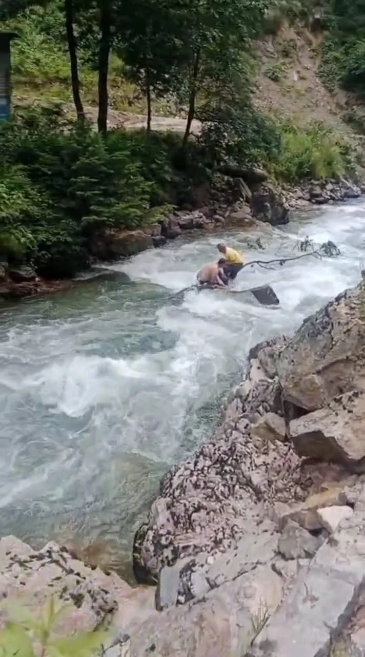 Suudi turist, fotoğraf çekilmek istediği derede akıntıya kapıldı