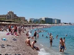 Rodos’un yangından etkilenmeyen kesimlerinde, tatil devam ediyor