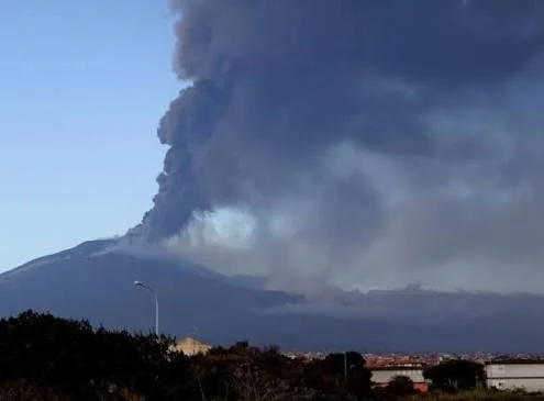 Etna Yanardağı'nın kül püskürtmesi nedeniyle Katanya Havalimanı uçuşlara kapatıldı