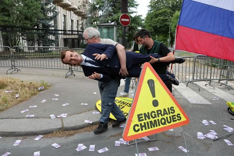 Turist kılığında müzeden Fransa Cumhurbaşkanı Macron’un balmumu heykelini çaldılar
