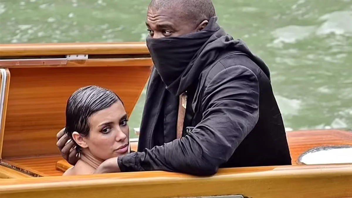 Ünlü rapçi Kanye West ve eşinin uygunsuz hareketleri turistlerin tepkisini çekti