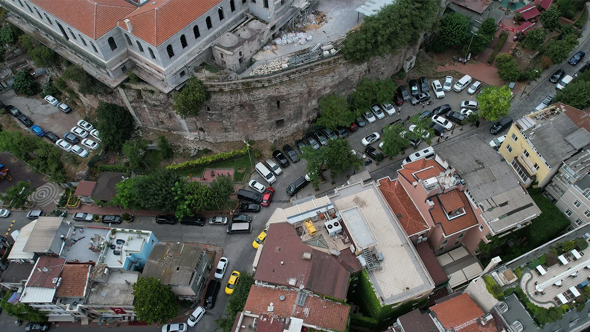 1800 yıllık tarihi hipodromun ayakta kalan tek duvarı otopark olarak kullanılıyor