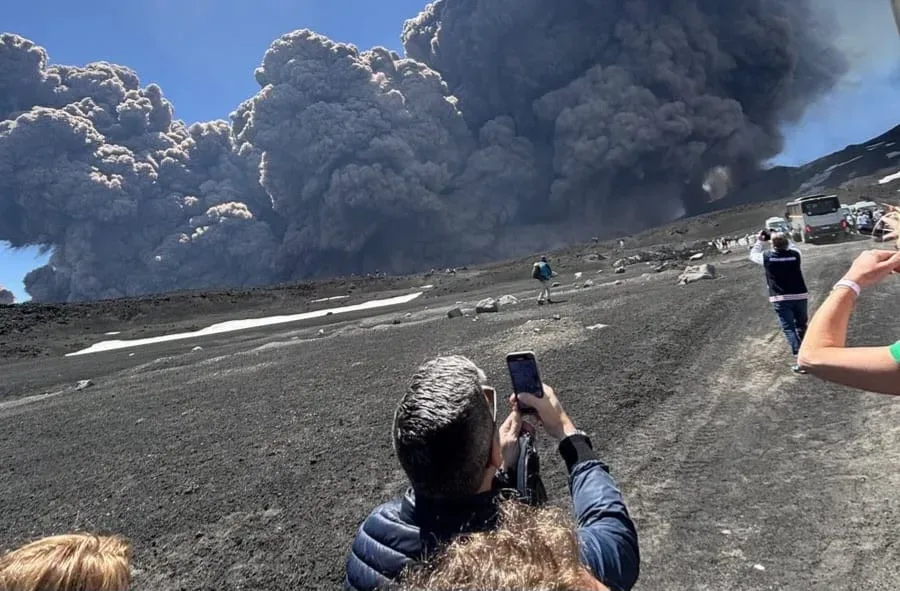Etna Yanardağ’ında turistlerin olduğu sırada patlama yaşandı