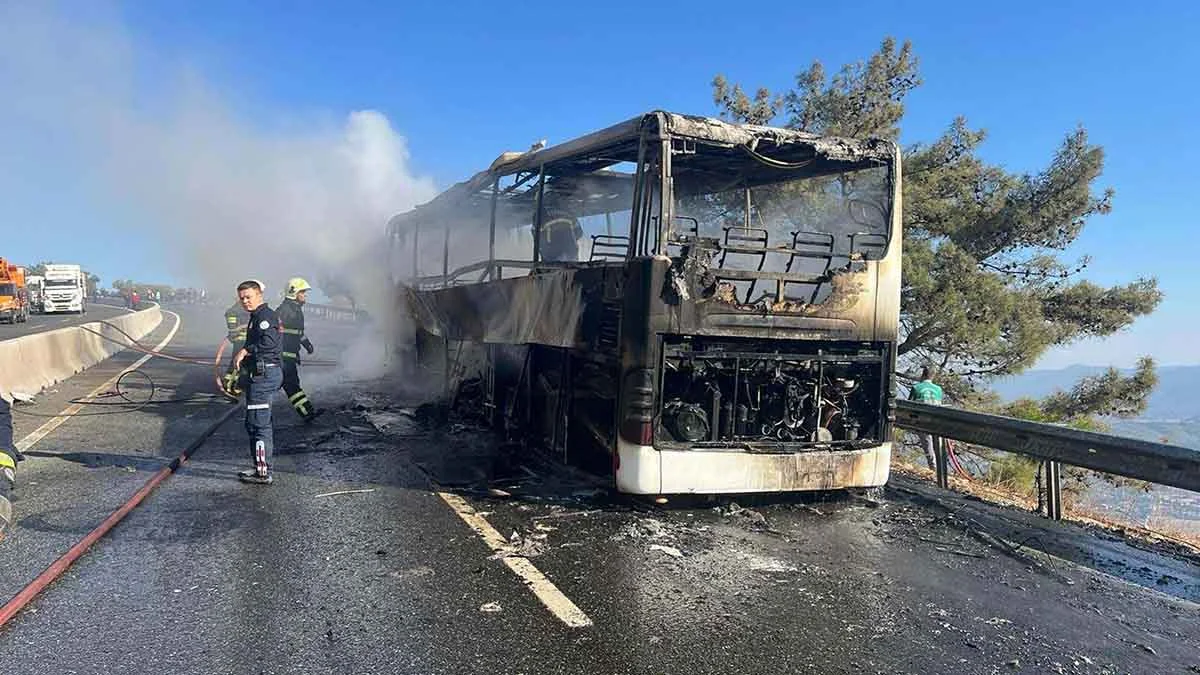 Yolcu otobüsü seyir halinde alev alev yandı