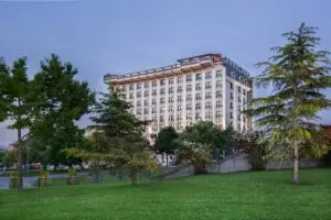 Almira Hotel, kendi elektriğini üretmeye başladı