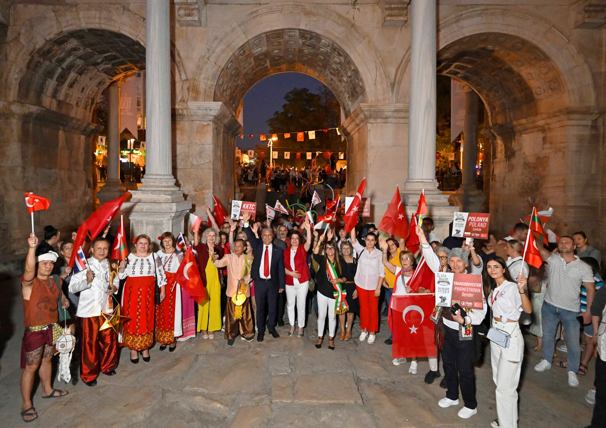 Tarihi Kaleiçi sokakları festivalle renklendi