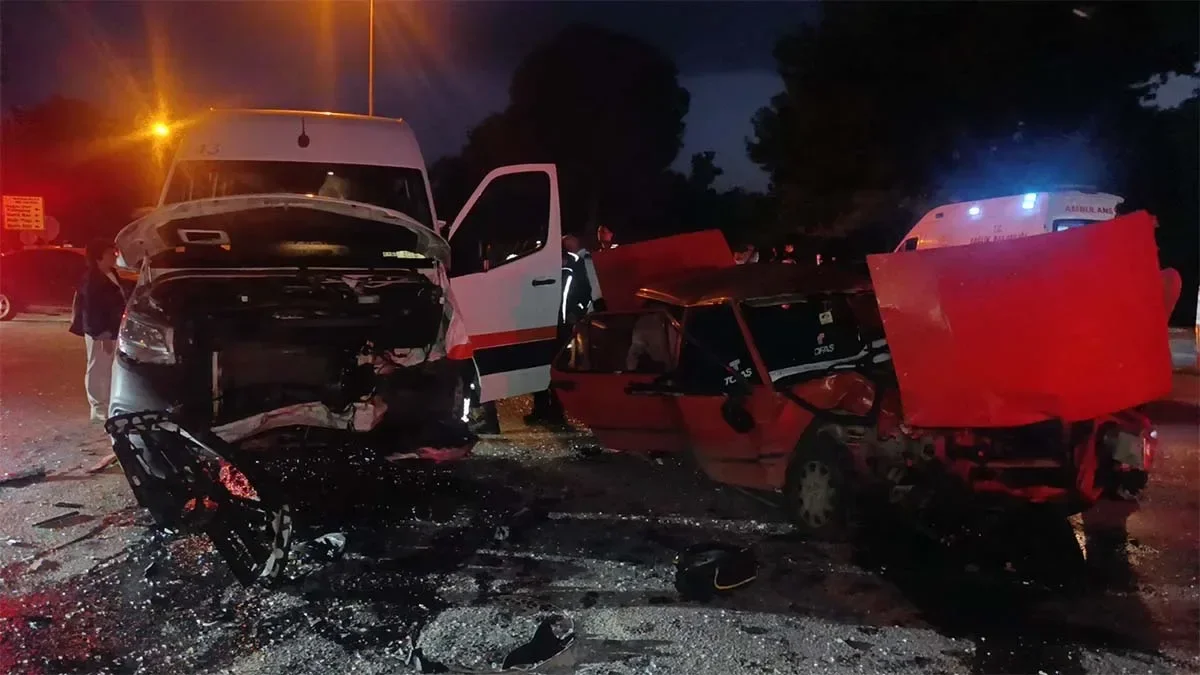 Antalya’da tur minibüsü ile otomobil çarpıştı: 4 yaralı