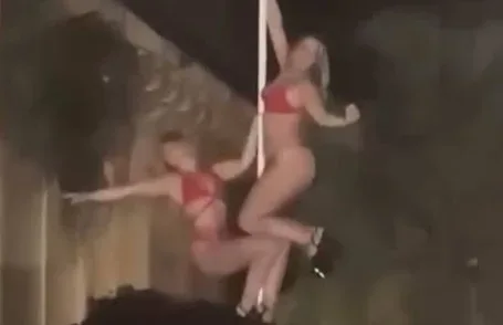 İngilizlerin tarihi yapıdaki direk dansı halkı kızdırdı