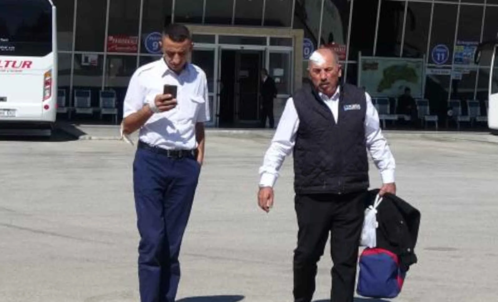 Yolcu yakınları, yanlış şoför ve muavini hastanelik etti