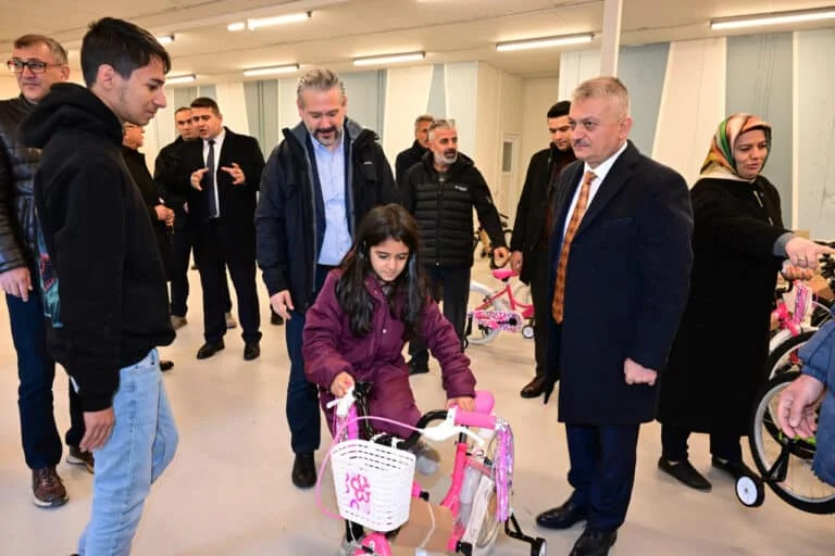 Turizmcilerin destekleriyle 700 bisiklet depremzede çocuklara dağıtıldı