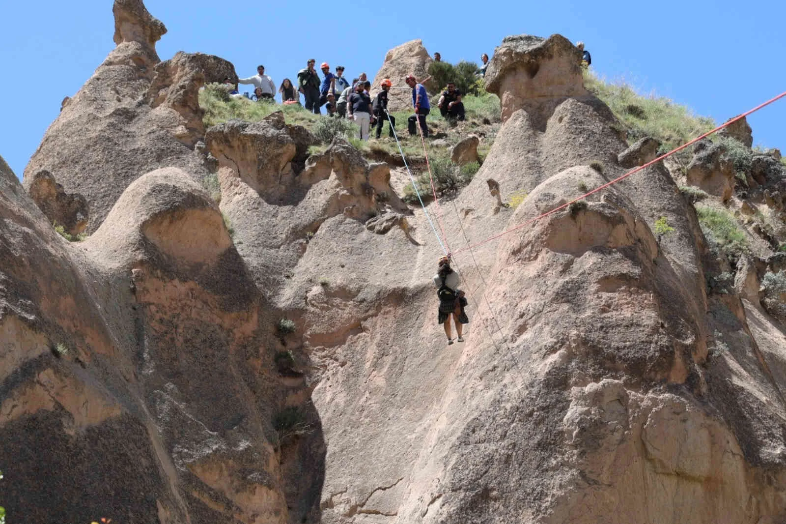 Turistlerin korku dolu anları: Sıcak hava balonu peri bacalarının üzerine iniş yaptı