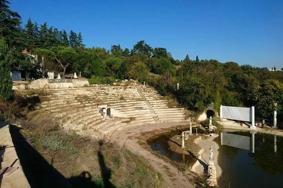 Sahte antik tiyatro inşa etti, turistleri 20 yıl kandırdı