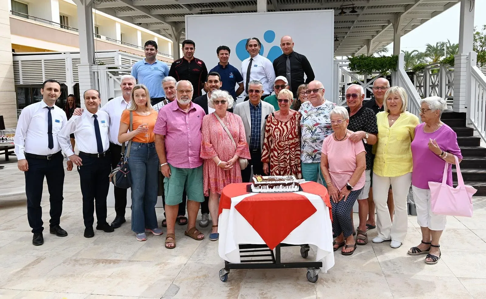 30 yıldır tatil için Antalya’ya gelen Alman turistlere sadakat plaketi verildi