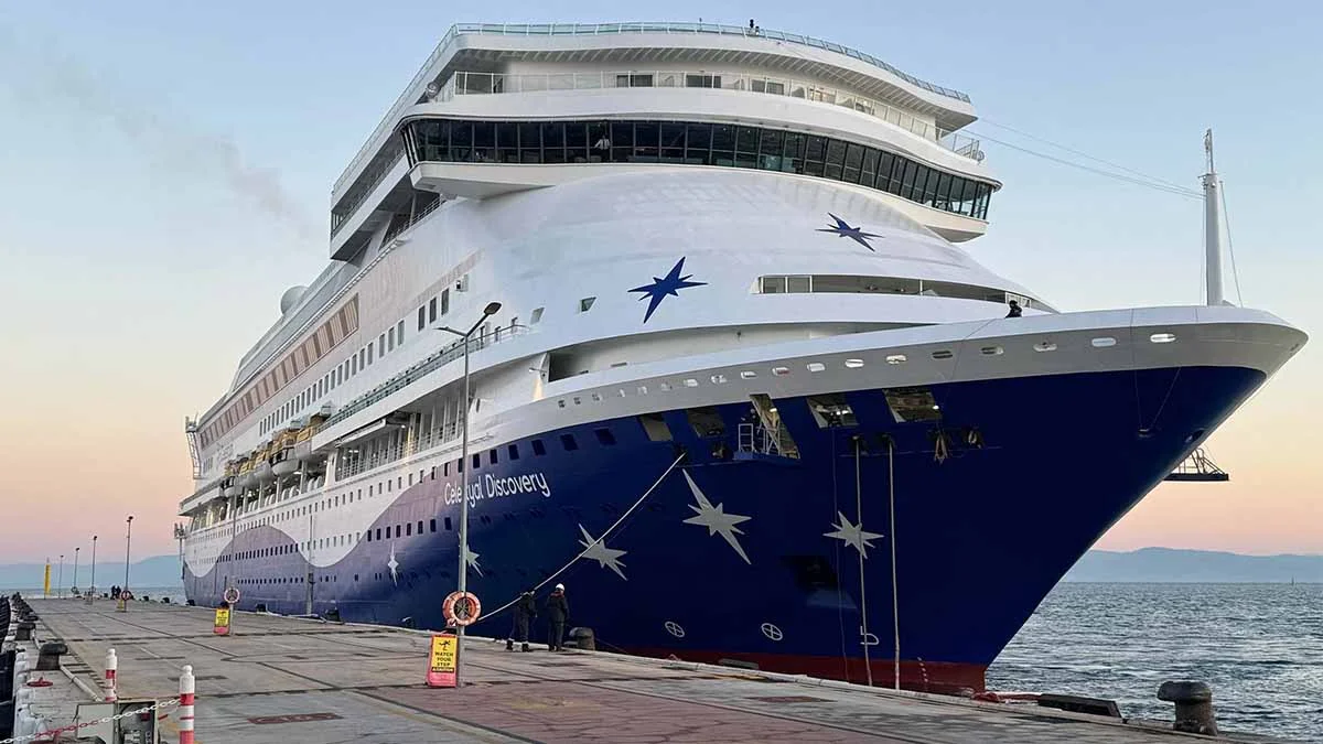 Kuşadası'na sezonun ilk kruvaziyeri geldi, turistler çiçek ve lokum ikramıyla karşılandı