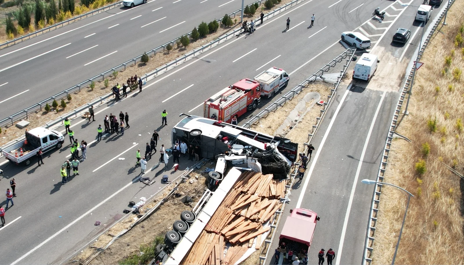 Tur otobüsü ile TIR çarpıştı, 11 kişi hayatını kaybetti, 27 kişi yaralandı