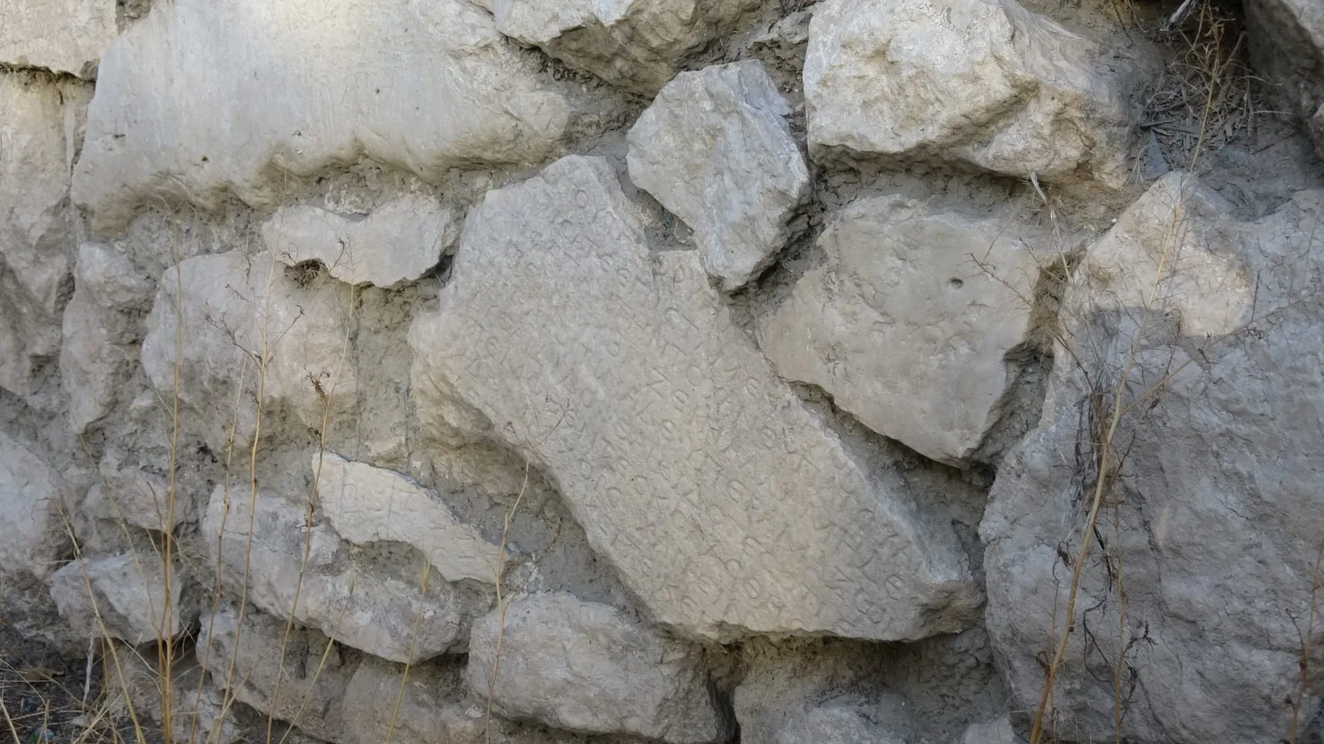 Roma imparatorunun 1800 yıllık mektubunu köy evinin inşaatında kullanmışlar