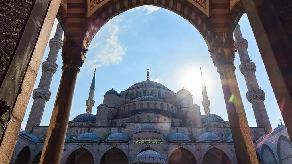 Duyduğu ezan sesinden etkilenen Rus turist, gözyaşlarını tutamadı
