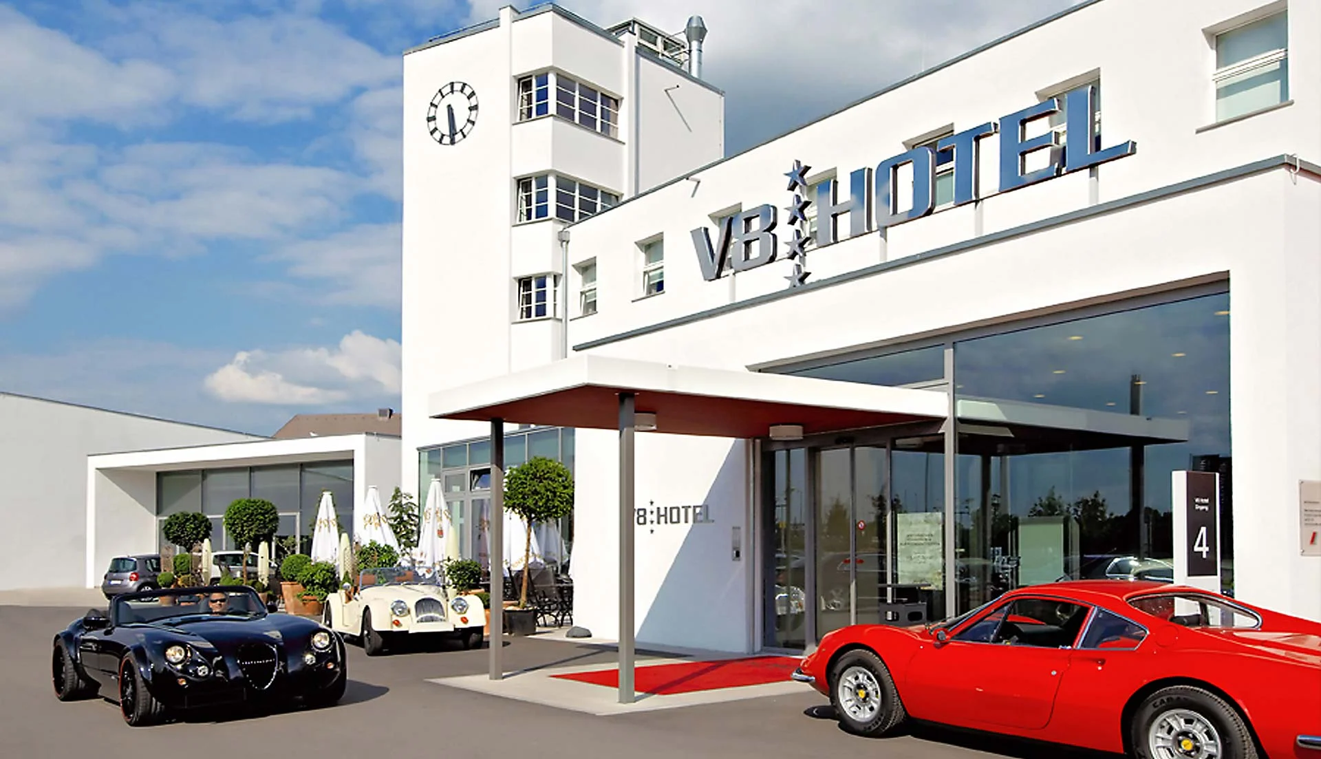 Retro arabalarla dolu benzersiz bir otel: V8 Hotel