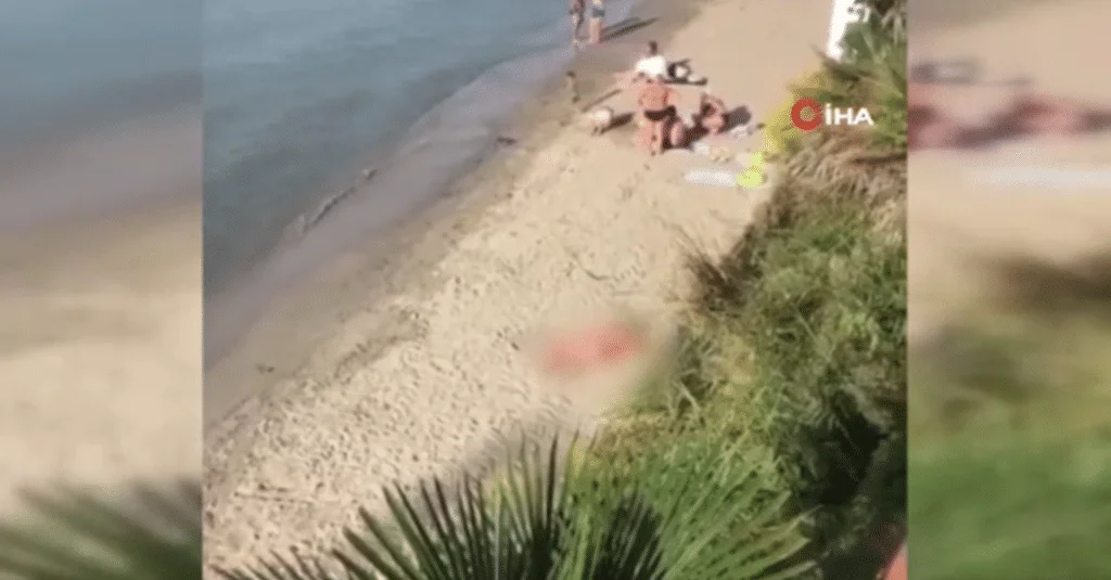 Plajda çıplak güneşlenen turist tepki topladı