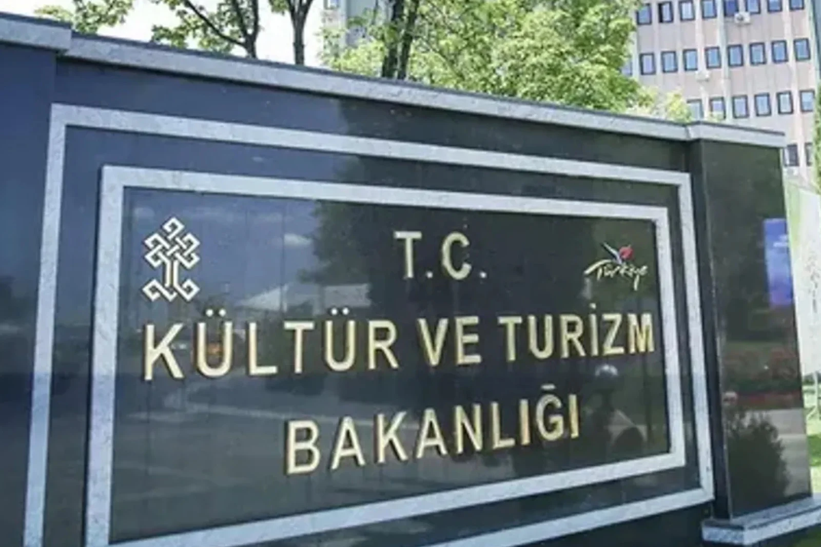 Kültür ve Turizm Bakanlığı’nda üç genel müdür yardımcısı görevden alındı
