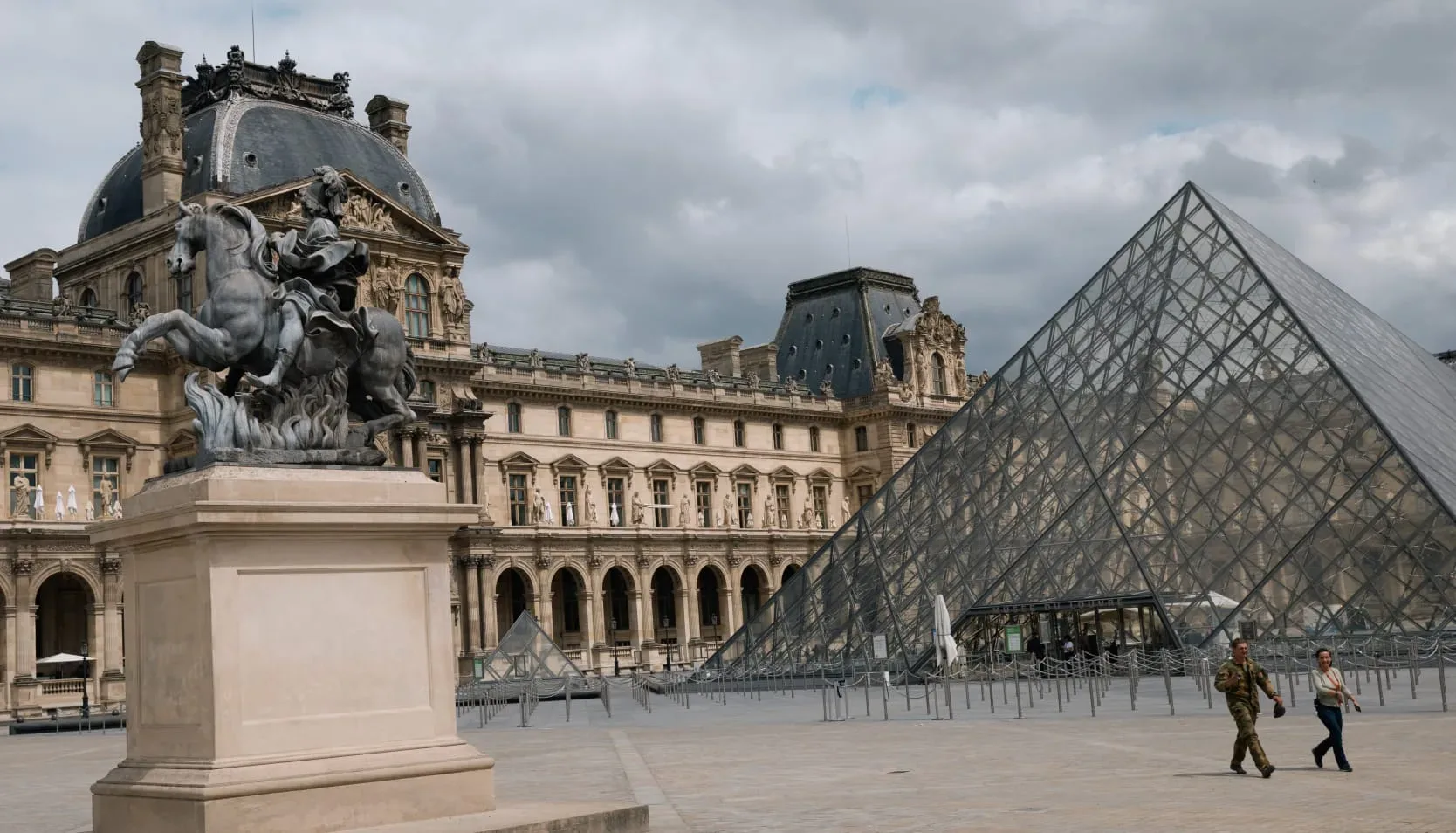 Dünyaca ünlü Louvre Müzesi'ni 7 dakikada soydular: Değeri hesaplanamıyor
