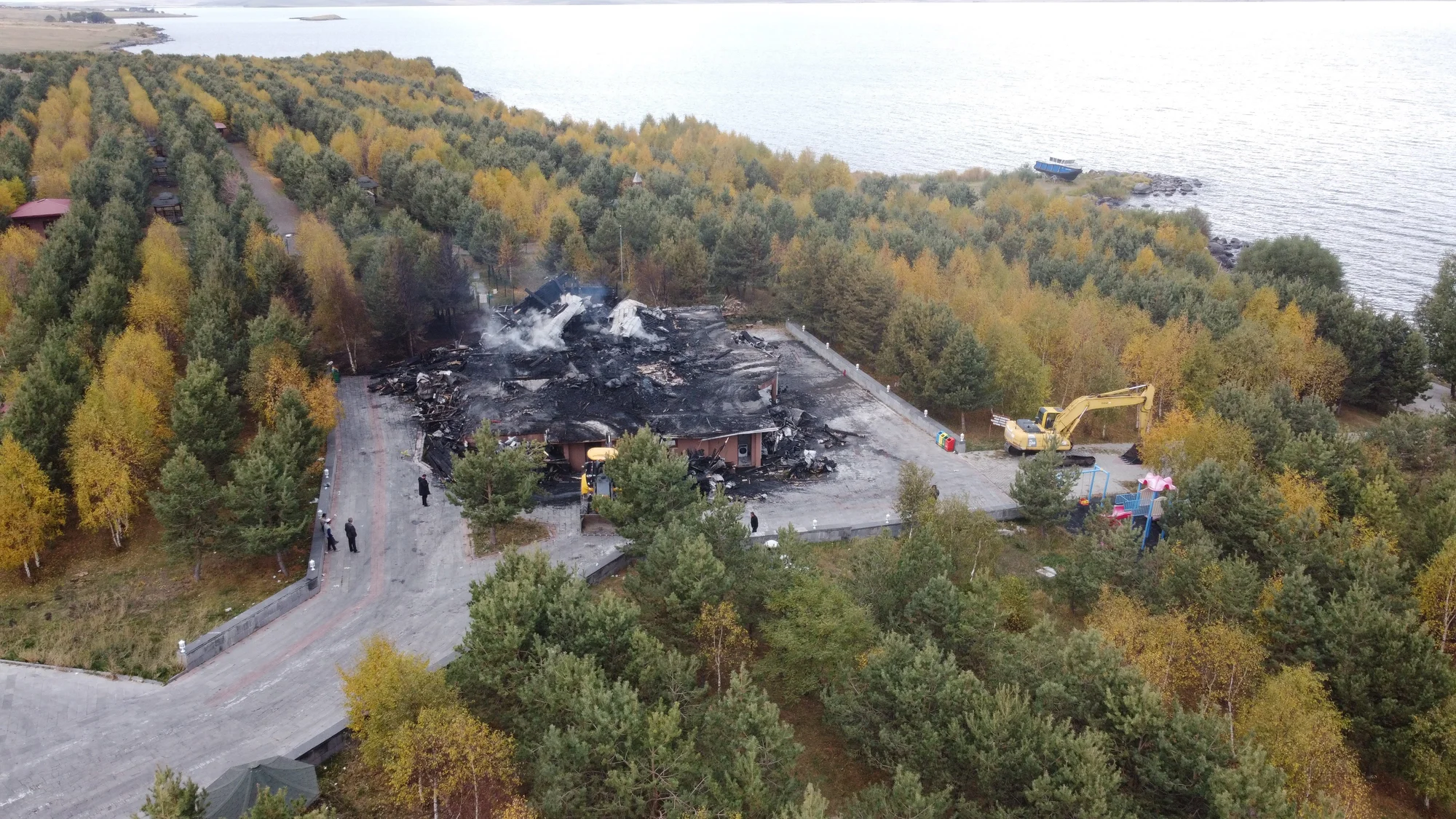 Turistik otel, çıkan yangında alev topuna döndü