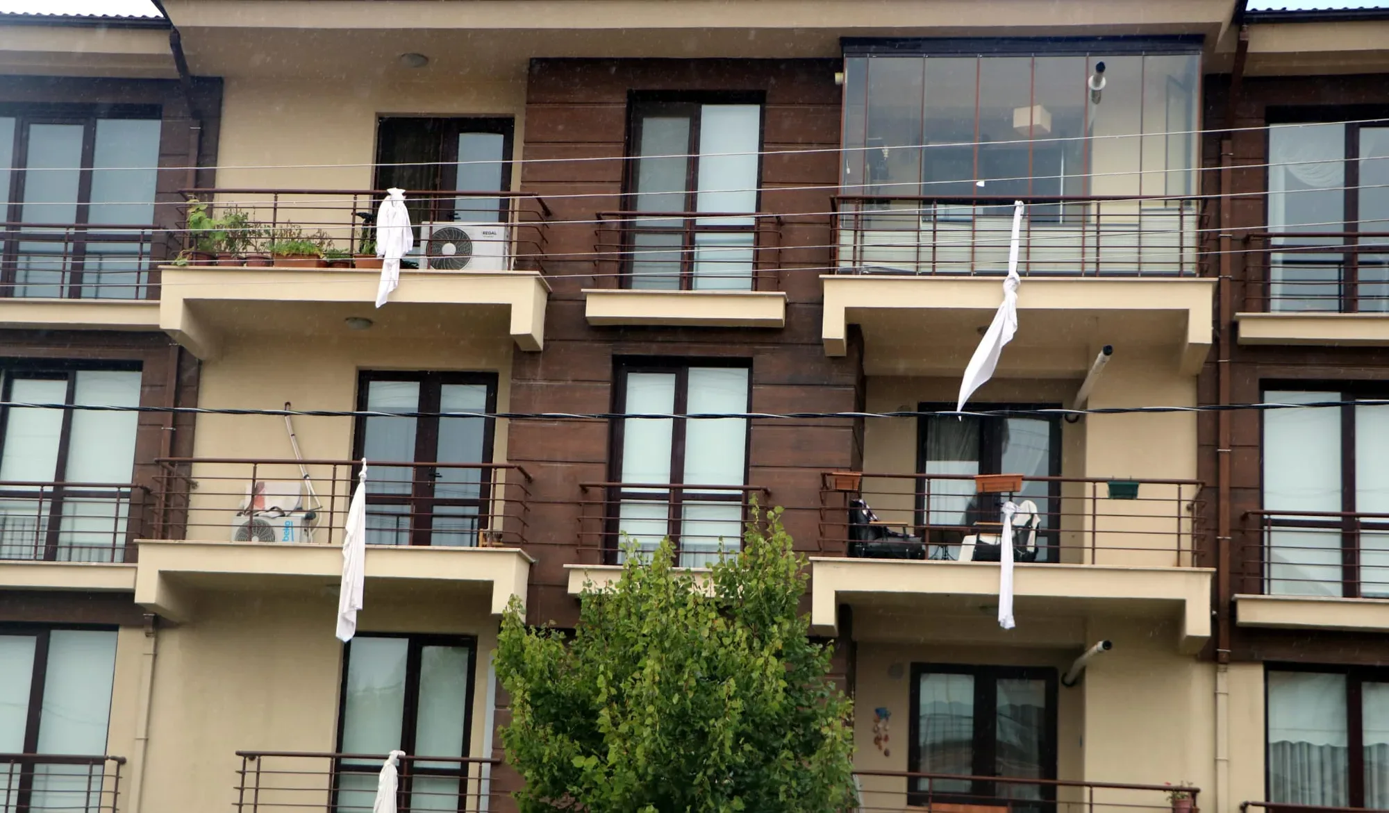 Evlerin balkon ve camlarına, otel faciasının simgesi beyaz çarşaflar astılar