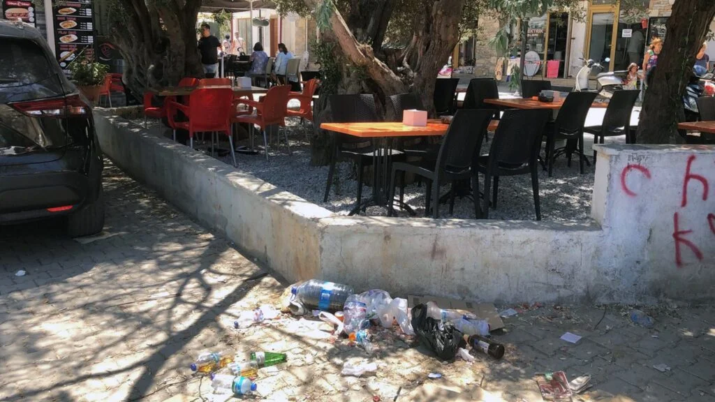 Turizm kentindeki çöpler toplanmayınca iş muhtara düştü