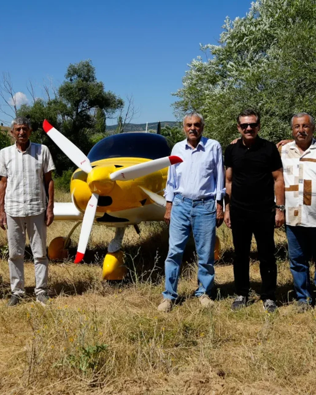 Annesine verdiği sözü tuttu, köyüne uçakla geldi