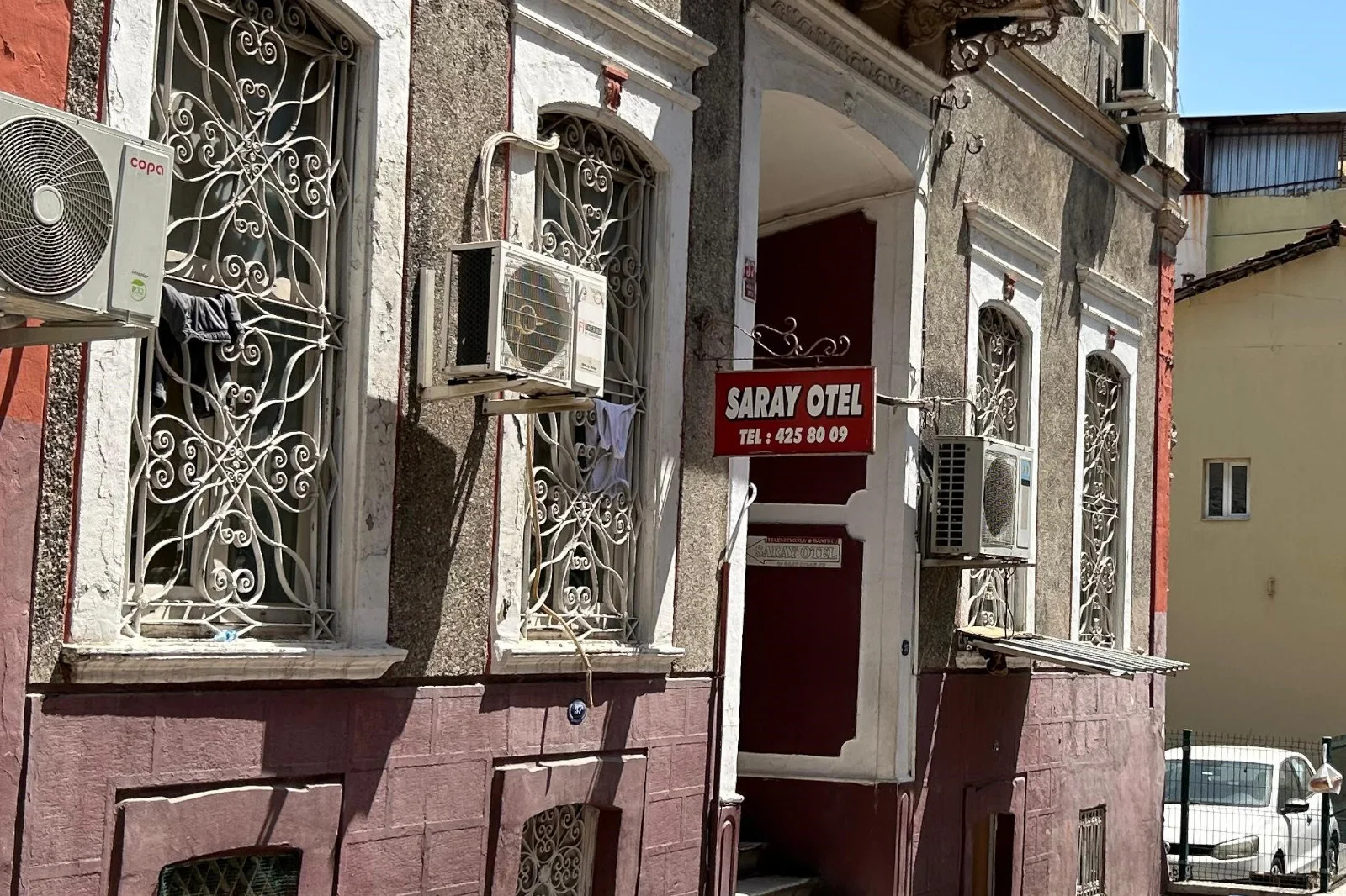 12 ve 14 yaşındaki iki kardeş otel odasında ölü bulundu