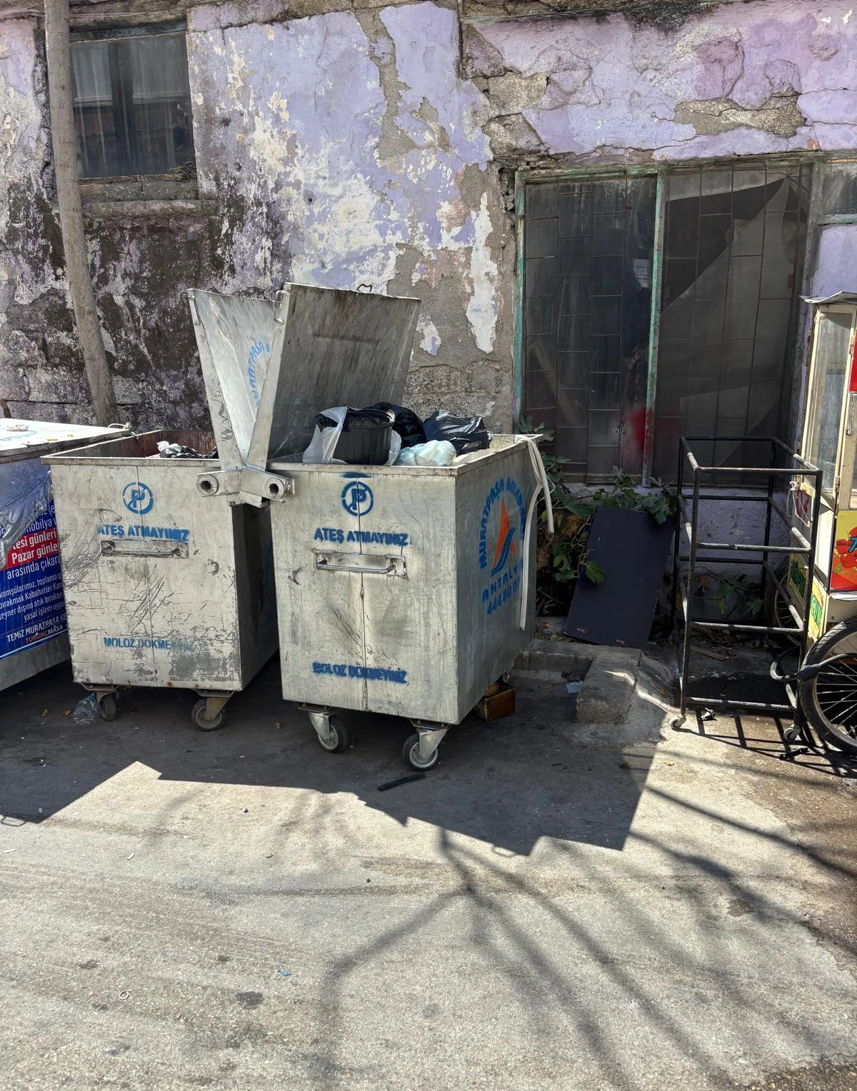 Antalya’da çöpten örneği İngiltere’de bulunan tarihi sedye buldu: Çanakkale Savaş Müzesi’ne bağışladı