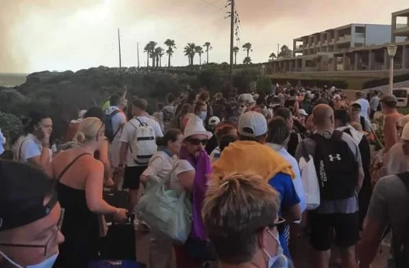Rodos’taki yangından tahliye edilen turistler Fethiye’de