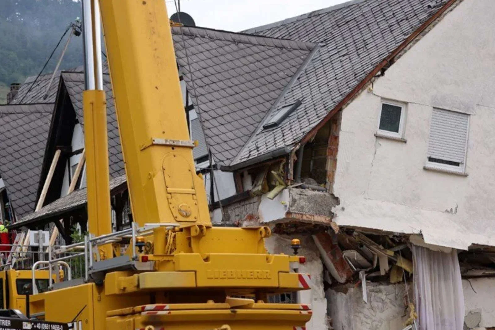 Almanya’da otel çöktü: 1 kişi öldü, 8 kişi mahsur kaldı