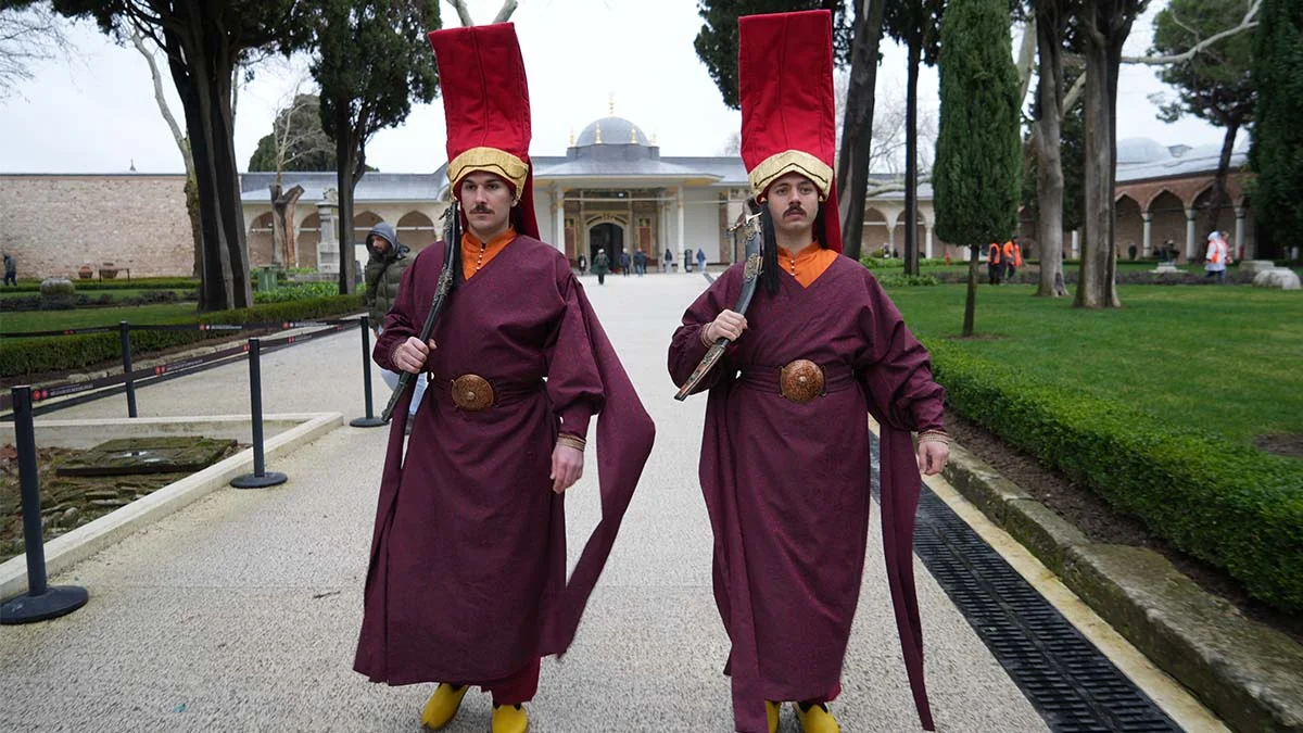 Topkapı Sarayı'nda Osmanlı geleneği: Jandarmalar, silahtar kıyafeti ile nöbet tutuyor