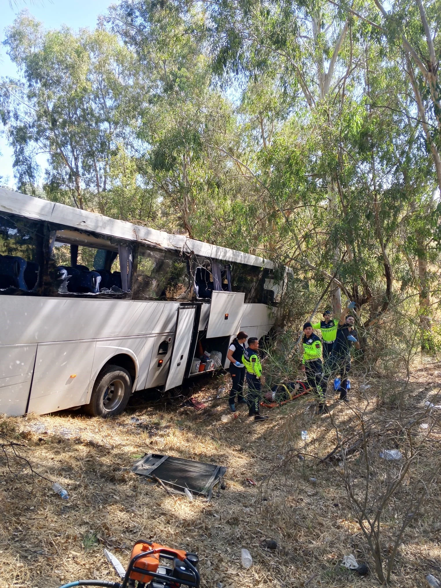 Turistleri taşıyan otobüs şarampole uçtu: 2 ölü 9 yaralı