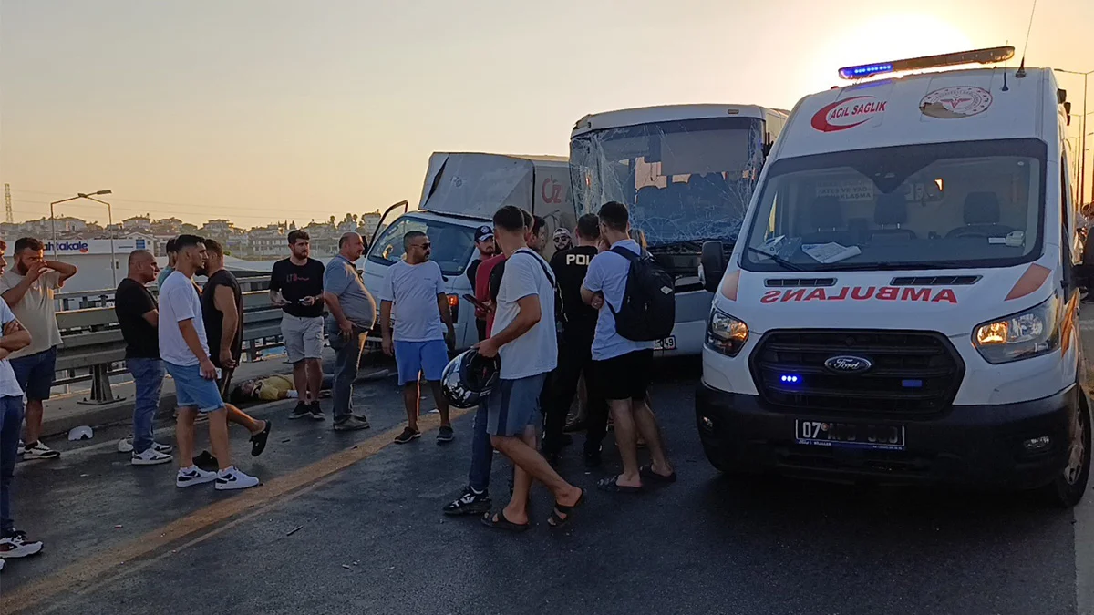 Antalya’da tur midibüsü kamyona çarptı, turist rehberi vefat etti