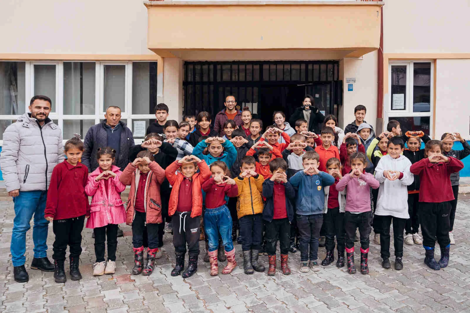 Selectum Hotels, köy okullarındaki öğrencilere yılbaşı hediyesi verdi